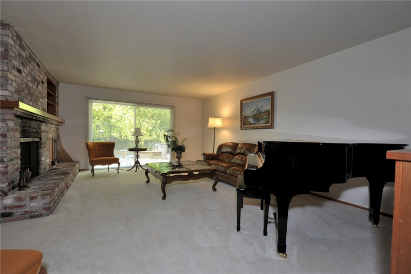 Living room with grand piano, Georgia, Palo Alto